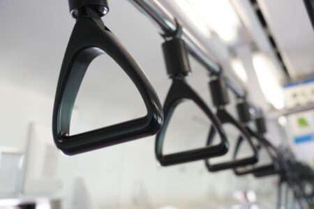 通勤電車で座れない時は、どう過ごすのか？