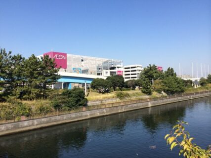 イオンモールに佇む50代会社員は、何を思っているのか?